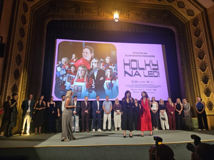 Režisérky Tereza Vejvodová a Veronika Donutková s moderátorkou Lindou Bartošovu, štábem i českými hokejistkami na premiéře Holky na led! v Lucerně / FOTO: Tomáš Martínek